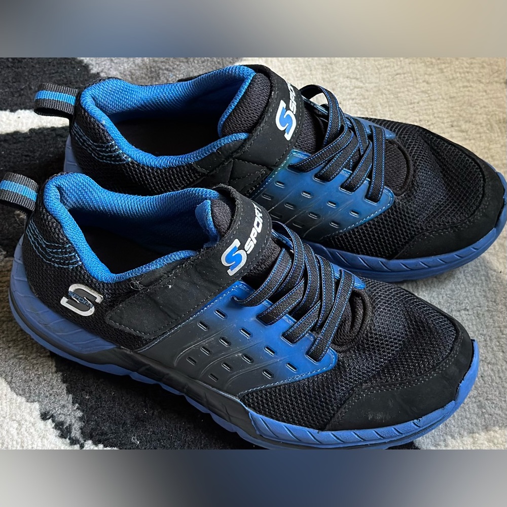 Boys Size 5 Skecher Sneakers